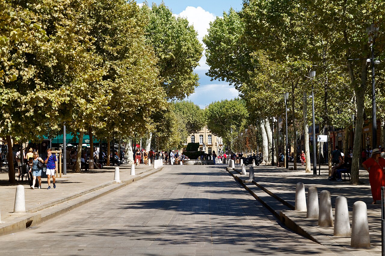 Cours Mirabeau à Aix-en-Provence, artère historique bordée d'hôtels particuliers sous une voûte de platanes